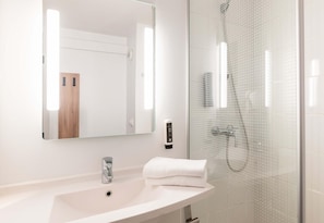 Douche, articles de toilette écologiques, sèche-cheveux