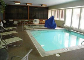 Una piscina techada, una piscina al aire libre