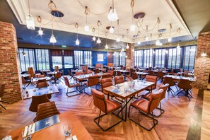 朝食、ランチ、ディナーに営業 (郷土料理)