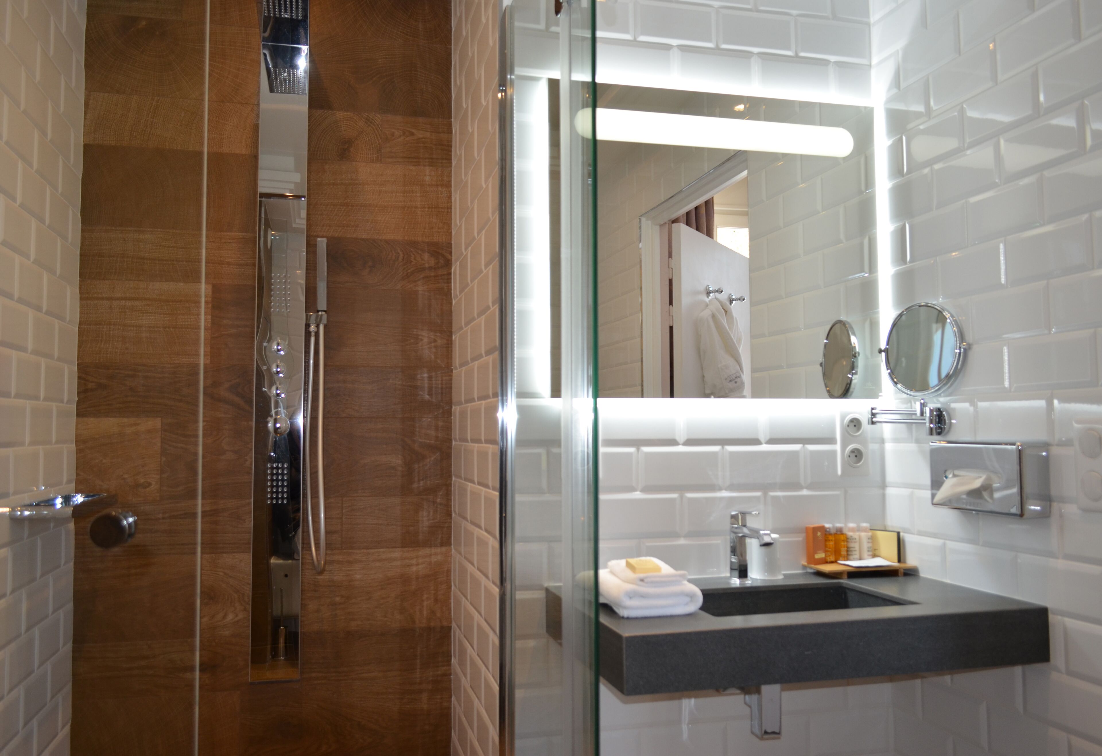 deluxe room | bathroom | free toiletries, hair dryer, bathrobes, towels