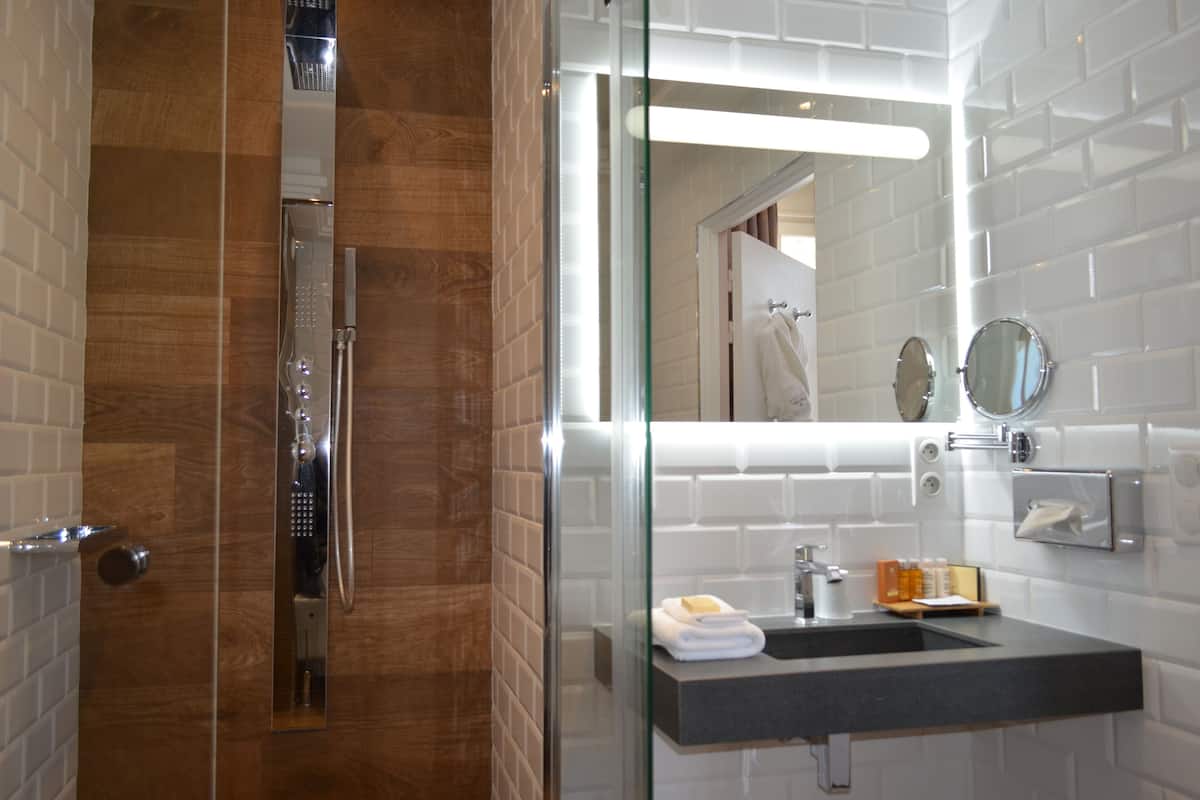 deluxe room | bathroom | free toiletries, hair dryer, bathrobes, towels