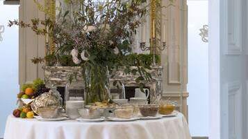 Morgenmadsbuffet hver dag (32.00 EUR pr. person)