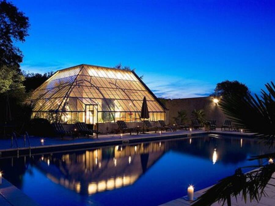 Piscina a l'aire lliure de temporada (horari: 08:00-19:00) i para-sols