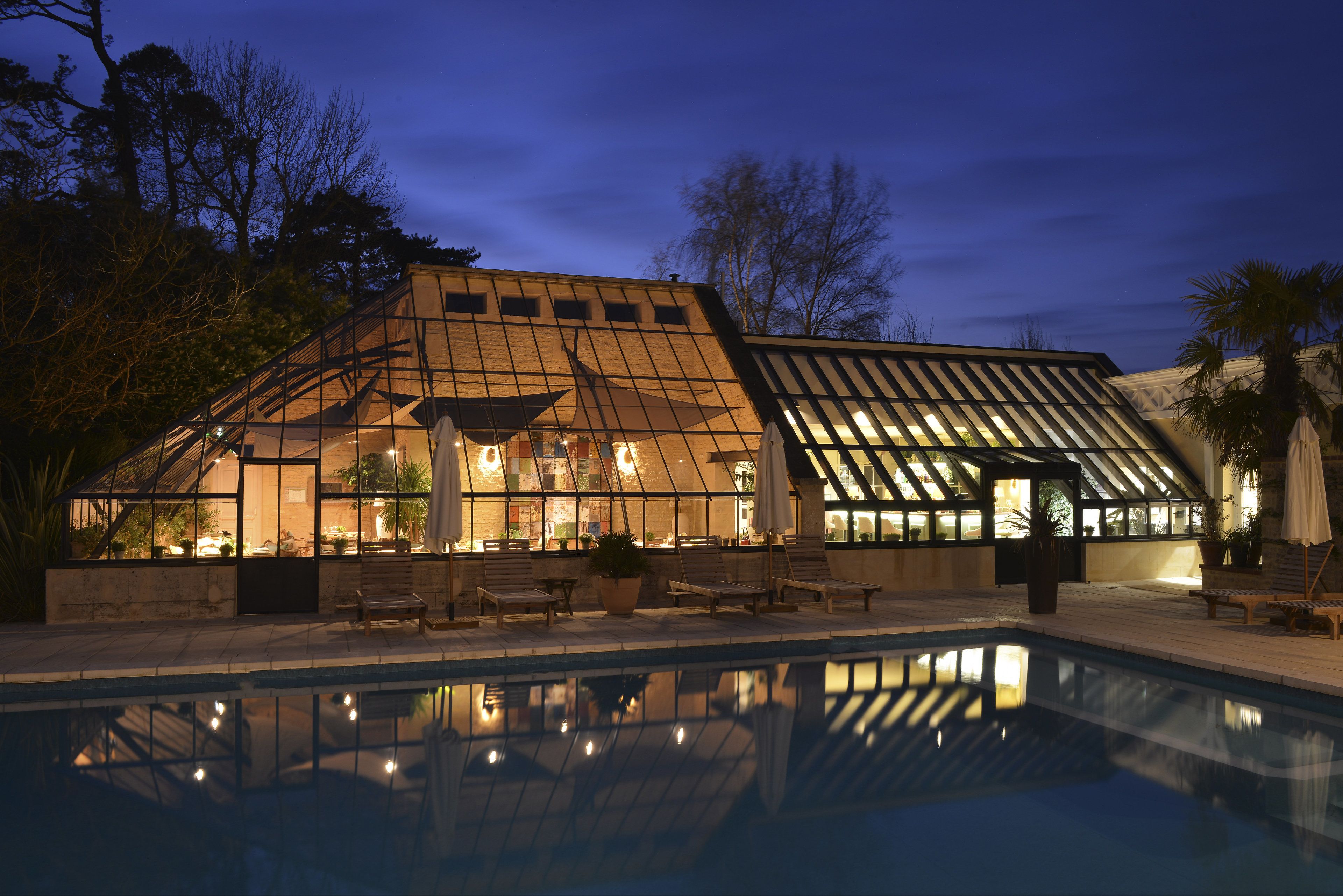 seasonal outdoor pool, open 8:00 am to 7:00 pm, pool umbrellas