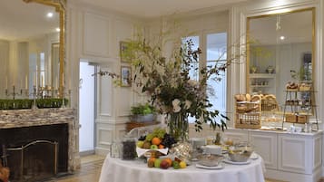Desayuno buffet (EUR 32.00 por persona)