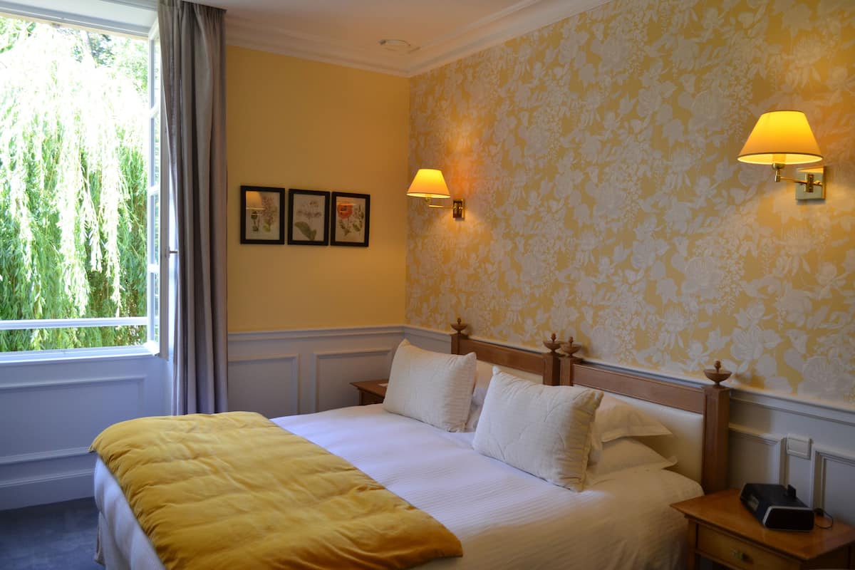 Classic Room, 1 Double Bed | Minibar, in-room safe, individually decorated, blackout curtains