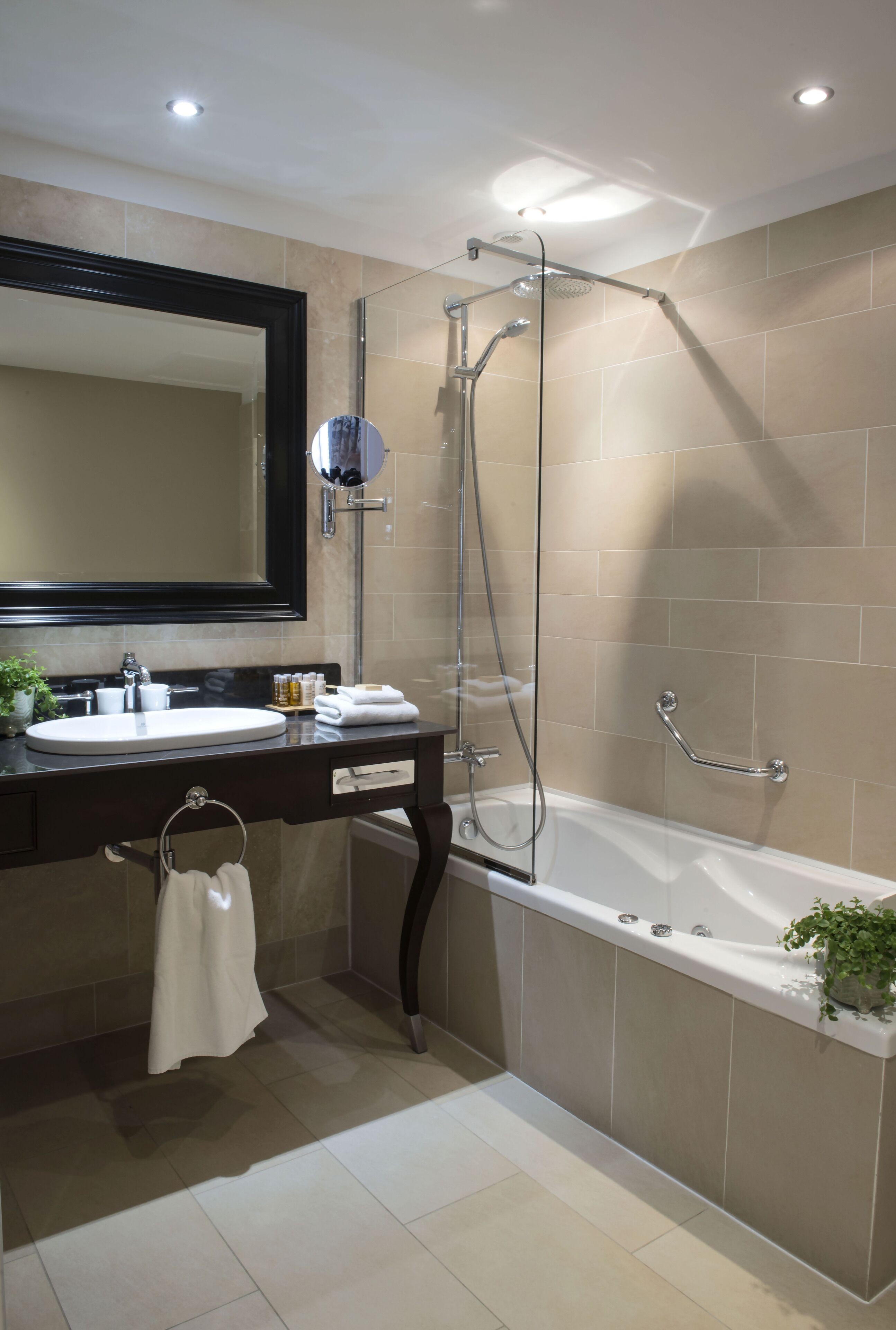 junior suite | bathroom | free toiletries, hair dryer, bathrobes, towels