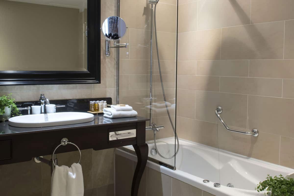 junior suite | bathroom | free toiletries, hair dryer, bathrobes, towels
