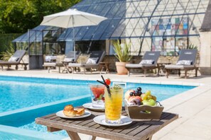 Piscina externa sazonal, funciona das 8h às 19h, guarda-sóis