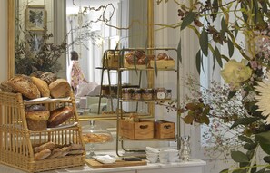 Petit déjeuner buffet (32.00 EUR par personne)