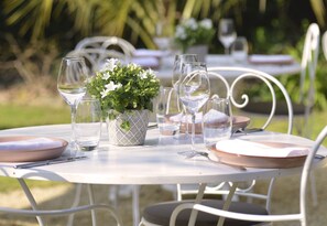 Petit-déjeuner et dîner servis sur place, spécialités Cuisine régionale