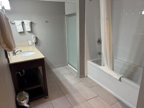 Suite, 1 King-Bett | Badezimmer | Duschwanne, Haartrockner, Handtücher, Seife