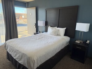 Zimmer, 1 Queen-Bett | Hochwertige Bettwaren, Select-Comfort-Betten, individuell eingerichtet