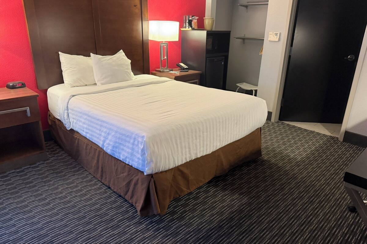 Huone, 1 keskisuuri parisänky | Ylelliset vuodevaatteet, Select Comfort -patjalliset sängyt, työpöytä