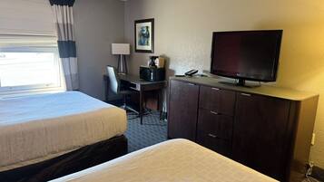 Habitación, 2 camas matrimoniales | Ropa de cama de alta calidad, camas Select Comfort y muebles diferentes