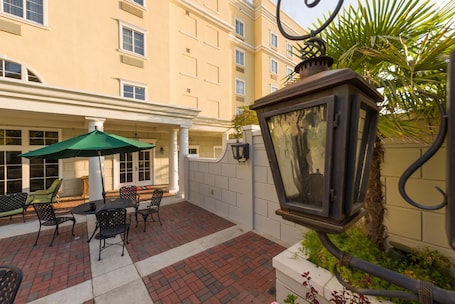 Terrace/patio. Hampton Inn & Suites Vicksburg