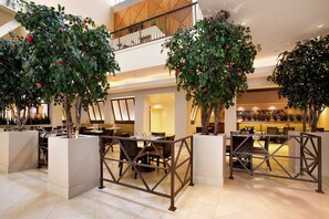 Breakfast, lunch and dinner served - Hilton Stockton (Stockton)