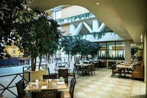 Breakfast, lunch and dinner served - Hilton Stockton (Stockton)