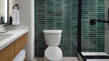 Combined shower/tub, free toiletries, hair dryer, towels