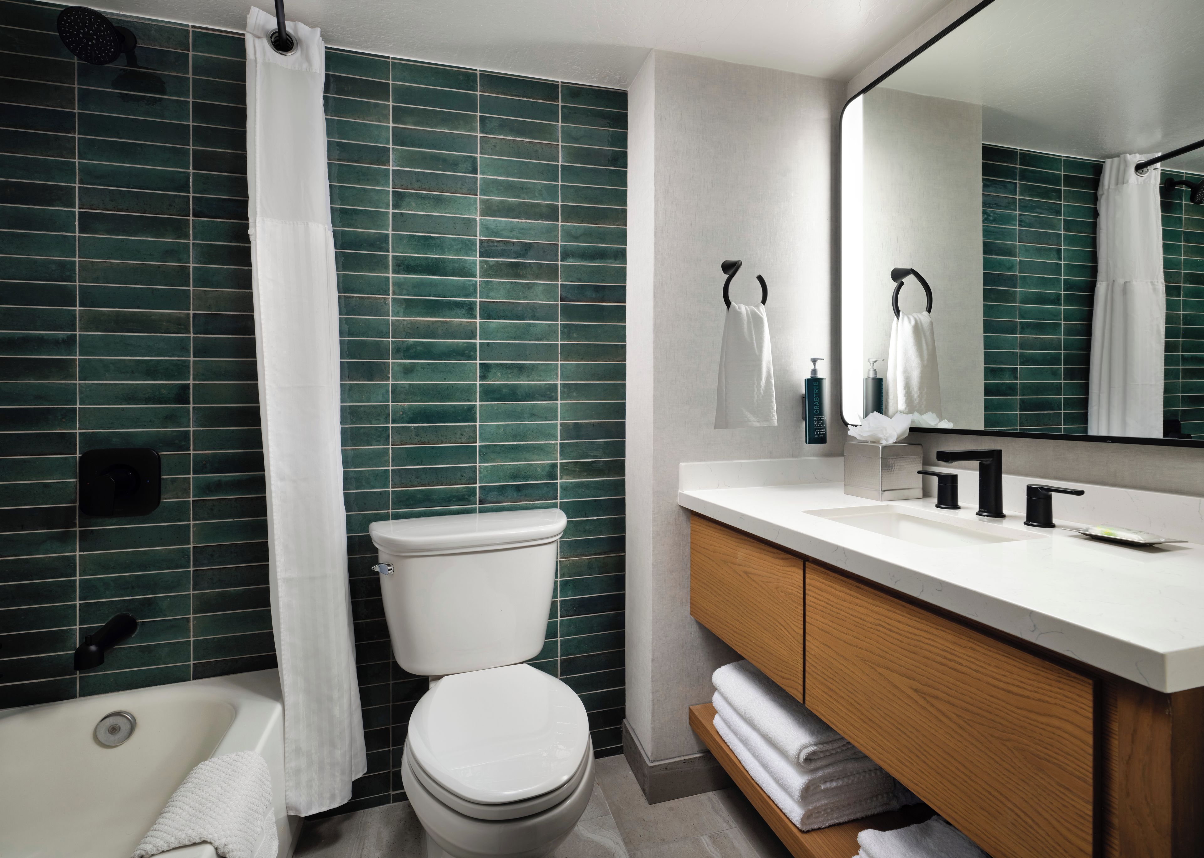 Ein Badezimmer mit Toilette, Waschbecken und Spiegel.