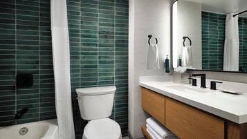 Ein Badezimmer mit Toilette, Waschbecken und Spiegel.