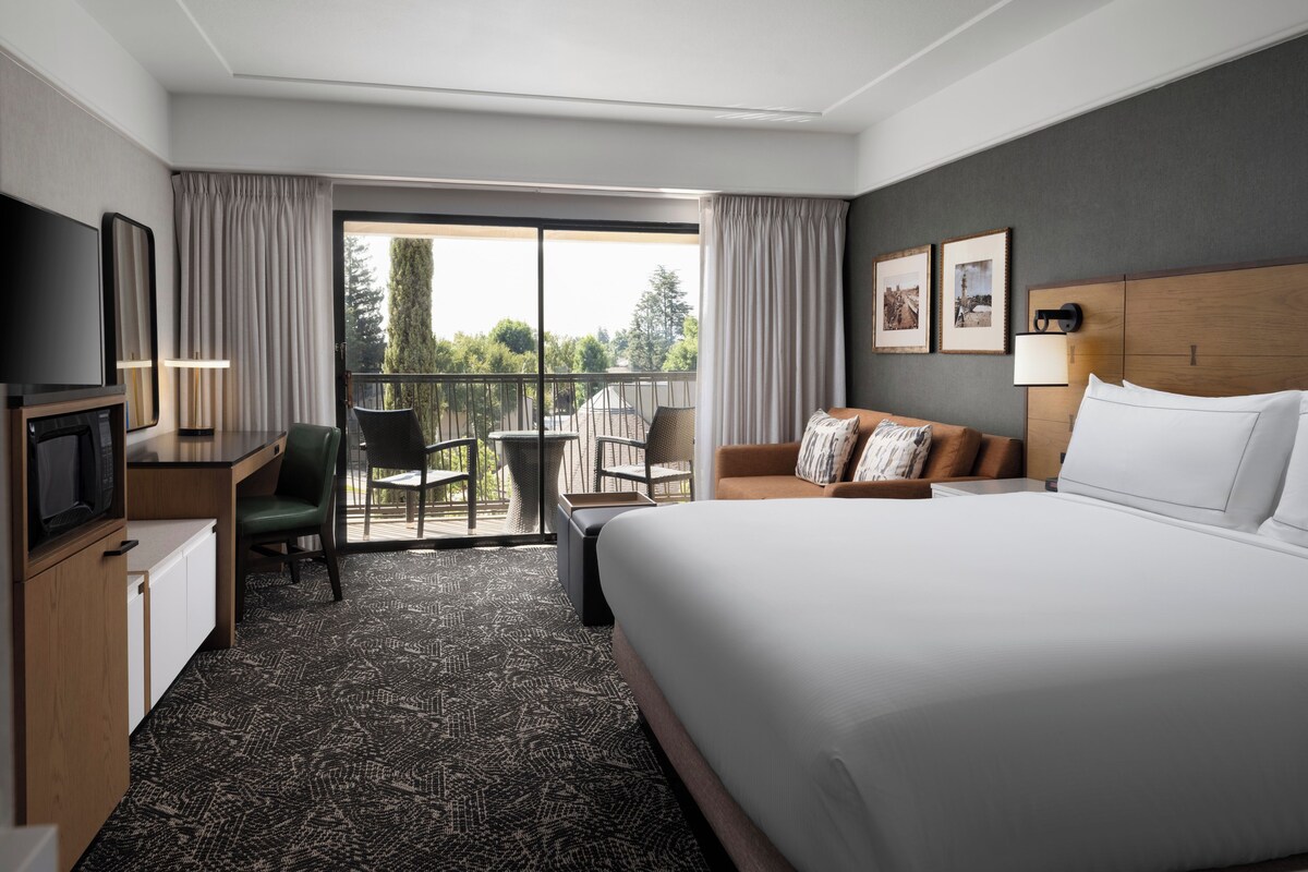Premium bedding, down comforters, in-room safe, iron/ironing board