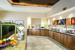 Petit déjeuner, déjeuner et dîner servis sur place