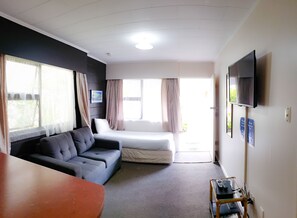 Familienapartment, 1 Schlafzimmer | Wohnbereich | 40-Zoll-LCD-Fernseher mit Satellitenempfang, Fernseher
