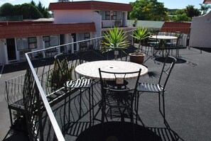 Estudio familiar (Upstairs) | Balcón