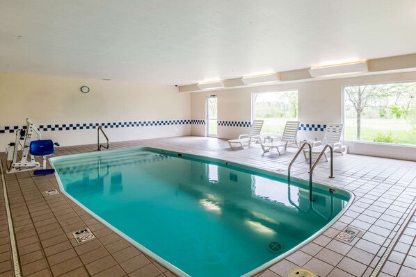 Indoor pool, sun loungers