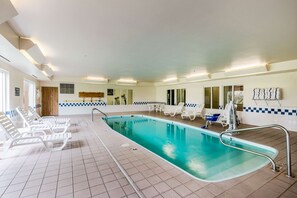 Indoor pool, sun loungers