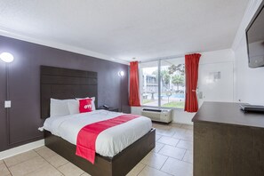 免费 WiFi、床单、闹钟