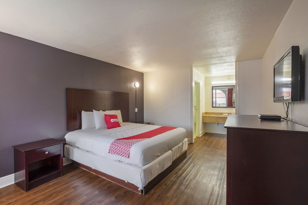 Quarto, 1 cama King | Wi-Fi de cortesia, roupa de cama, despertadores