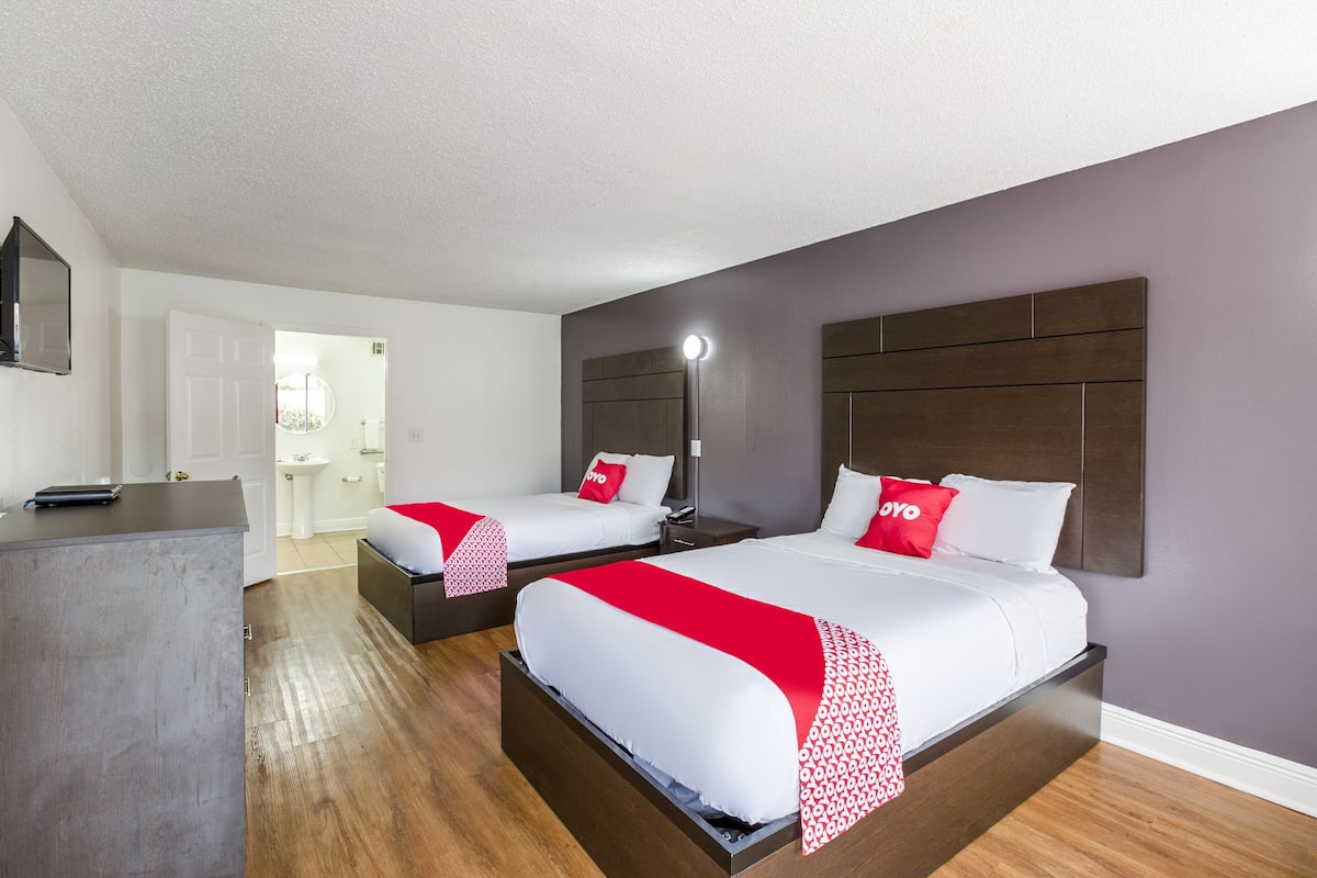 Quarto, 2 camas de casal, acessível | Wi-Fi de cortesia, roupa de cama, despertadores