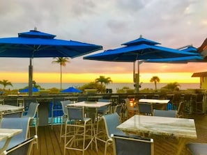 Bar en bord de piscine