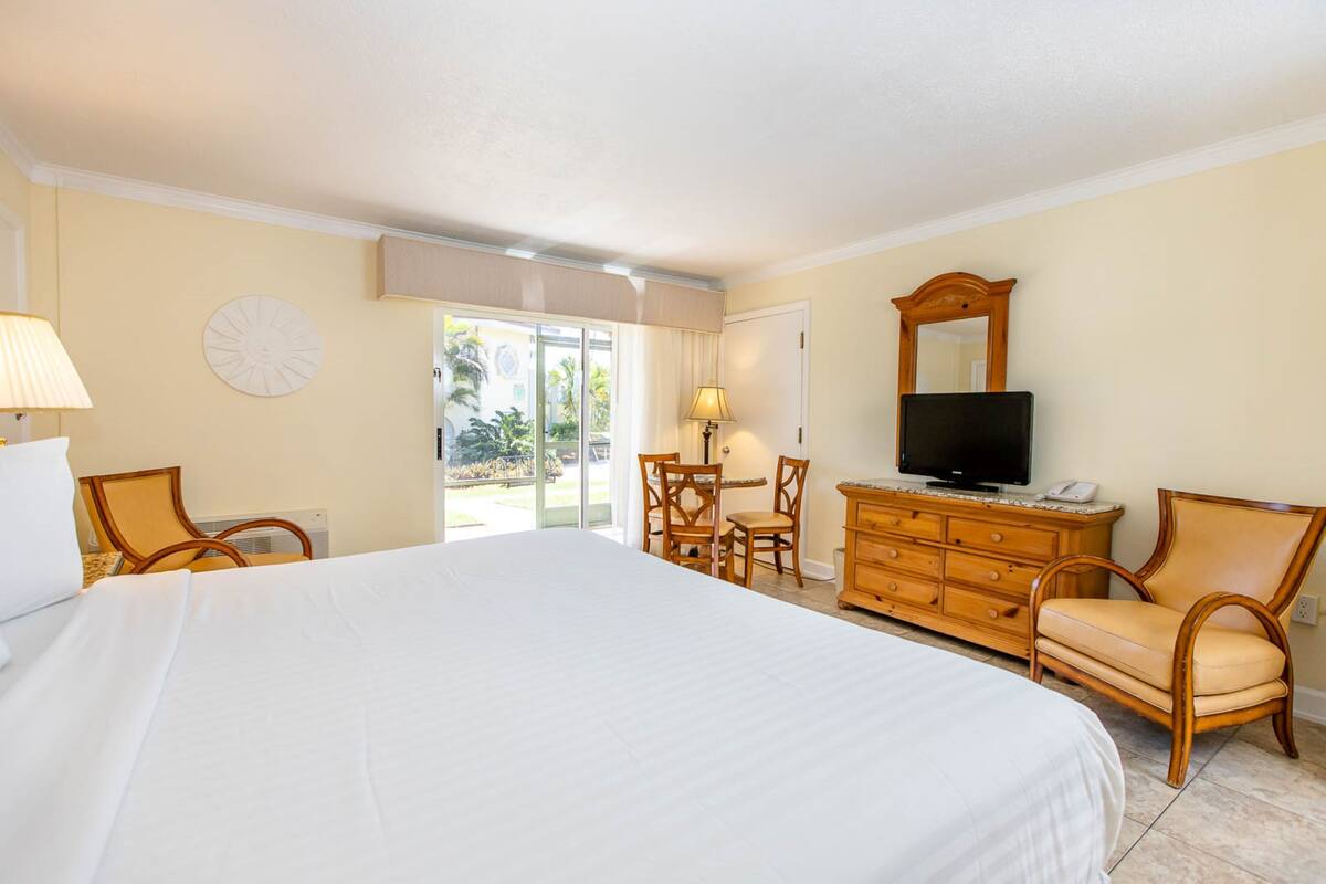Studio, Accessible,1 King, Kitchenette | In-room safe, blackout drapes, soundproofing, iron/ironing board