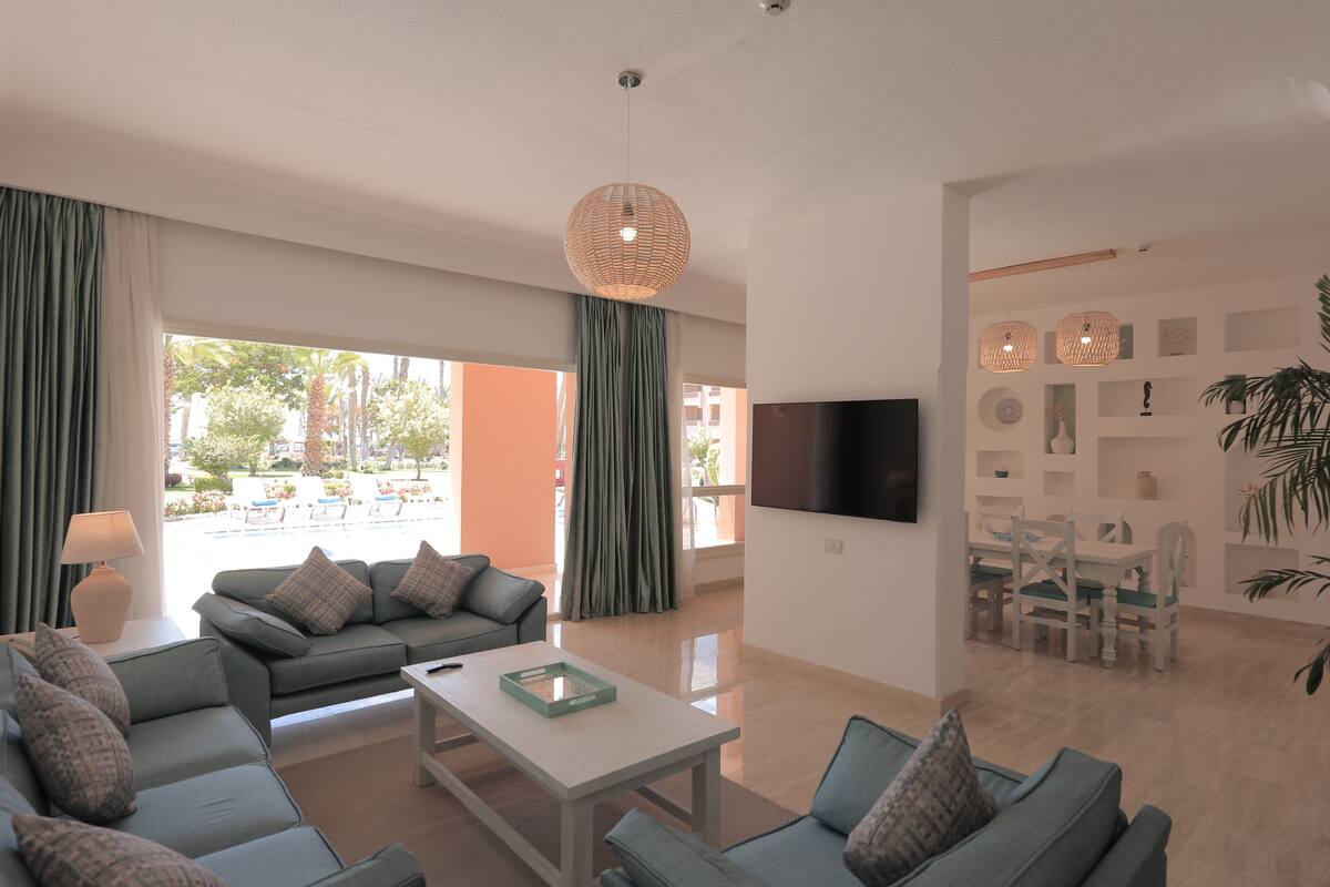 Colchones con pillow-top y caja de seguridad en la habitación 