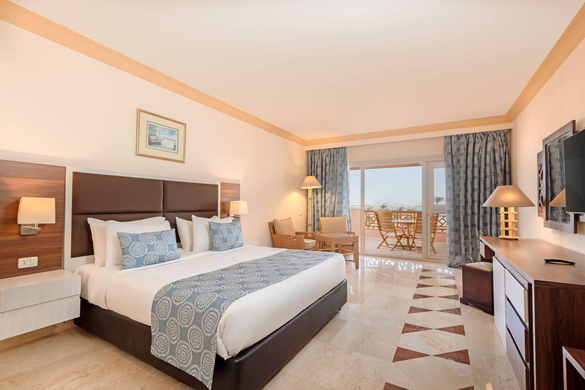 Terrace Suite, Sea View | Senger med overmadrass, safe på rommet og strykejern/-brett