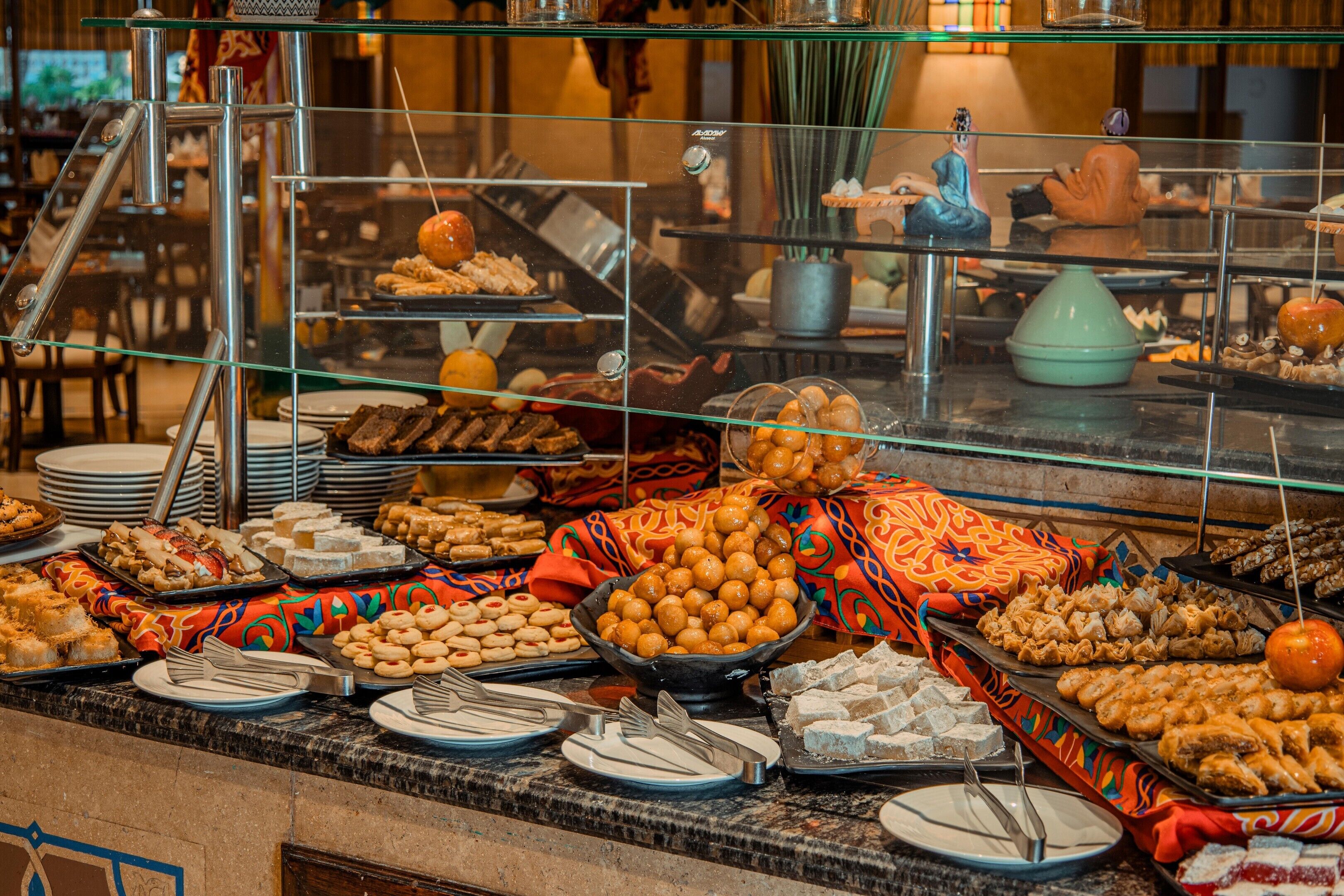 Un buffet proposant une variété de plats et d’ustensiles.