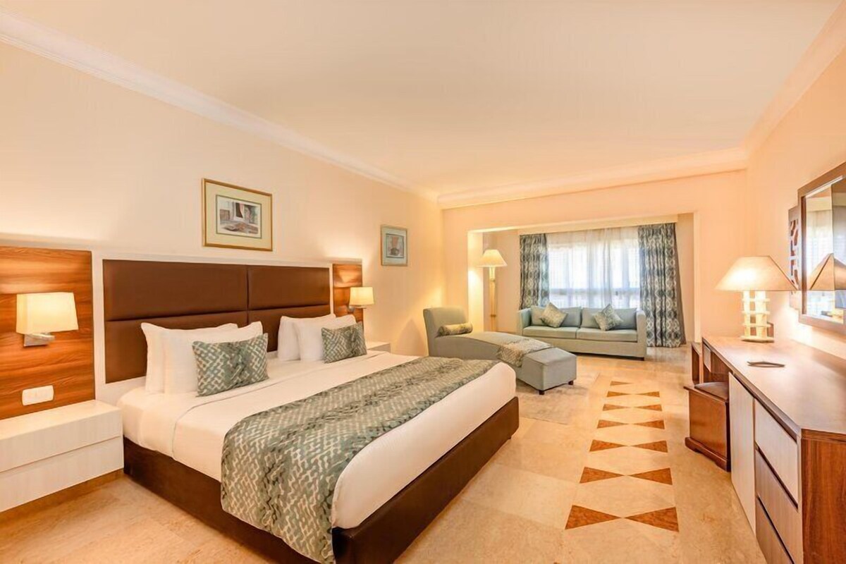 Deluxe Suite, Sea View | Bäddmadrasser, värdeförvaringsskåp på rummet och strykjärn/strykbräda