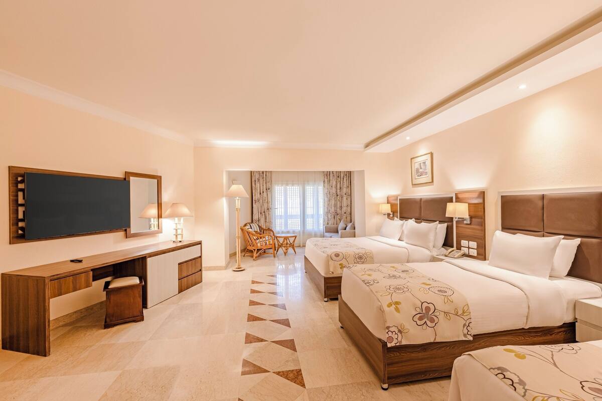 Deluxe Suite, Sea View | Senger med overmadrass, safe på rommet og strykejern/-brett