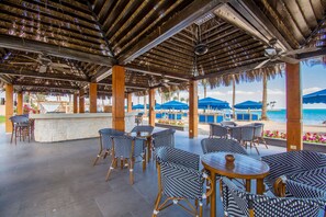 3 bars/lounges, cocktail bar