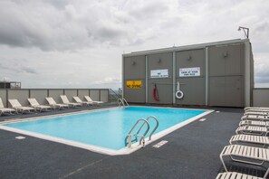 Una piscina al aire libre de temporada