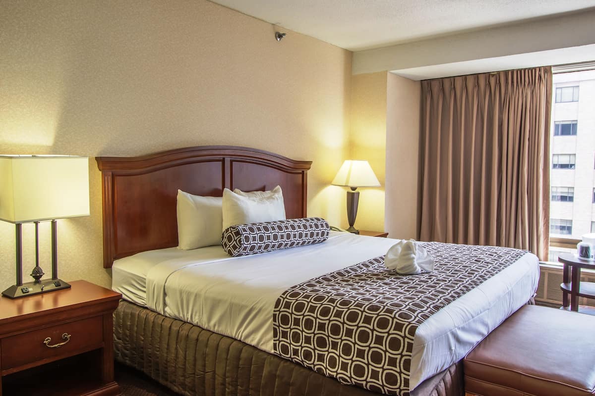 Chambre, 1 trĂšs grand lit, accessible aux personnes Ă mobilitĂ© rĂ©duite, non-fumeur | Literie de qualitĂ©, coffre-fort, bureau, rideaux dâobscurcissement