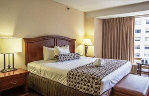 Habitación, 1 cama de matrimonio grande, accesible para personas con discapacidad, no fumadores | Ropa de cama de alta calidad, caja fuerte, escritorio y cortinas opacas