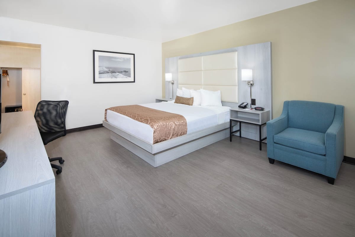 in-room safe, desk, laptop workspace, blackout curtains