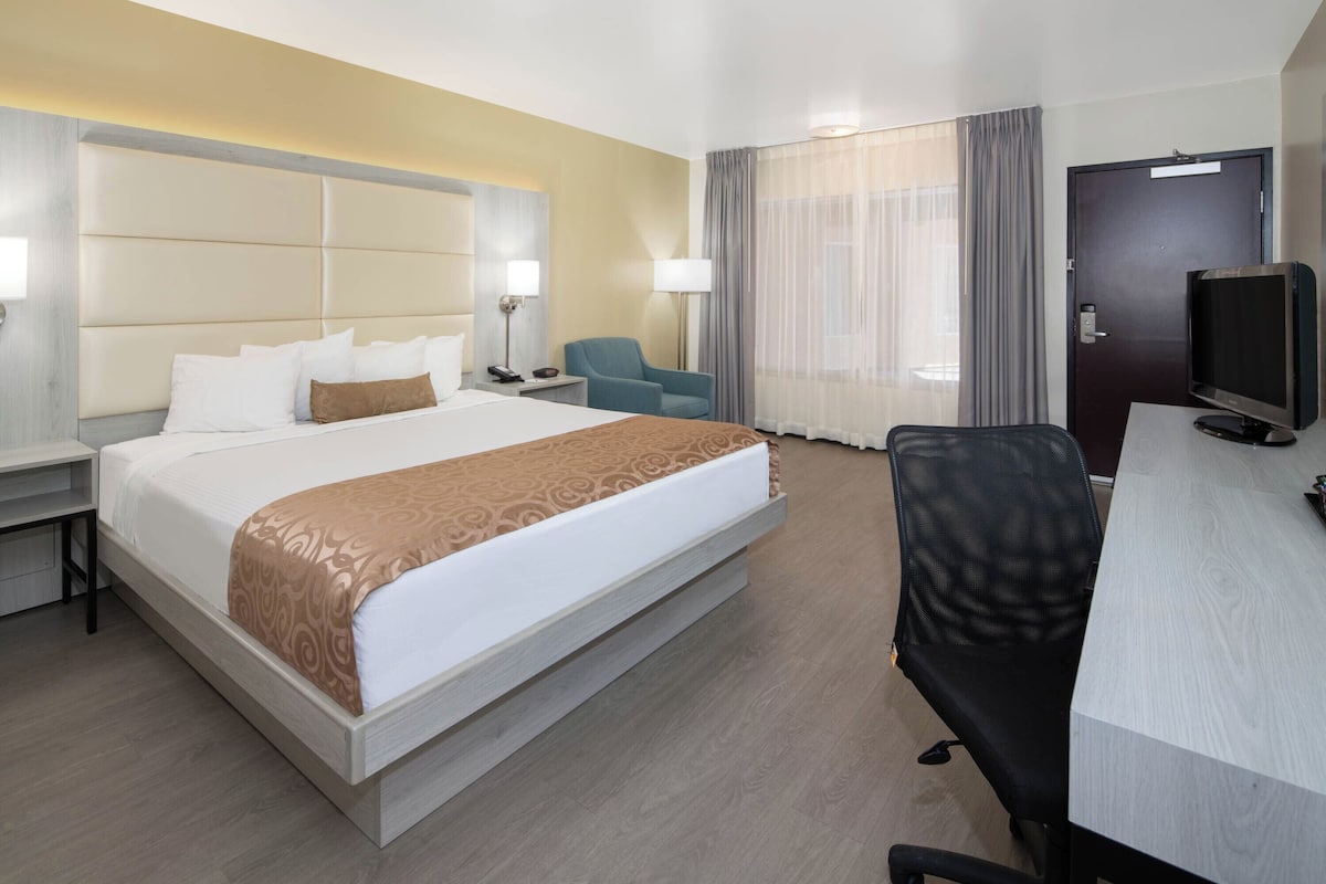 in-room safe, desk, laptop workspace, blackout curtains