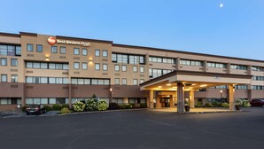 A Best Western Plus hotel with a modern facade, a covered entrance, and a parking lot. - Best Western Plus Reading Inn & Suites (Shillington)