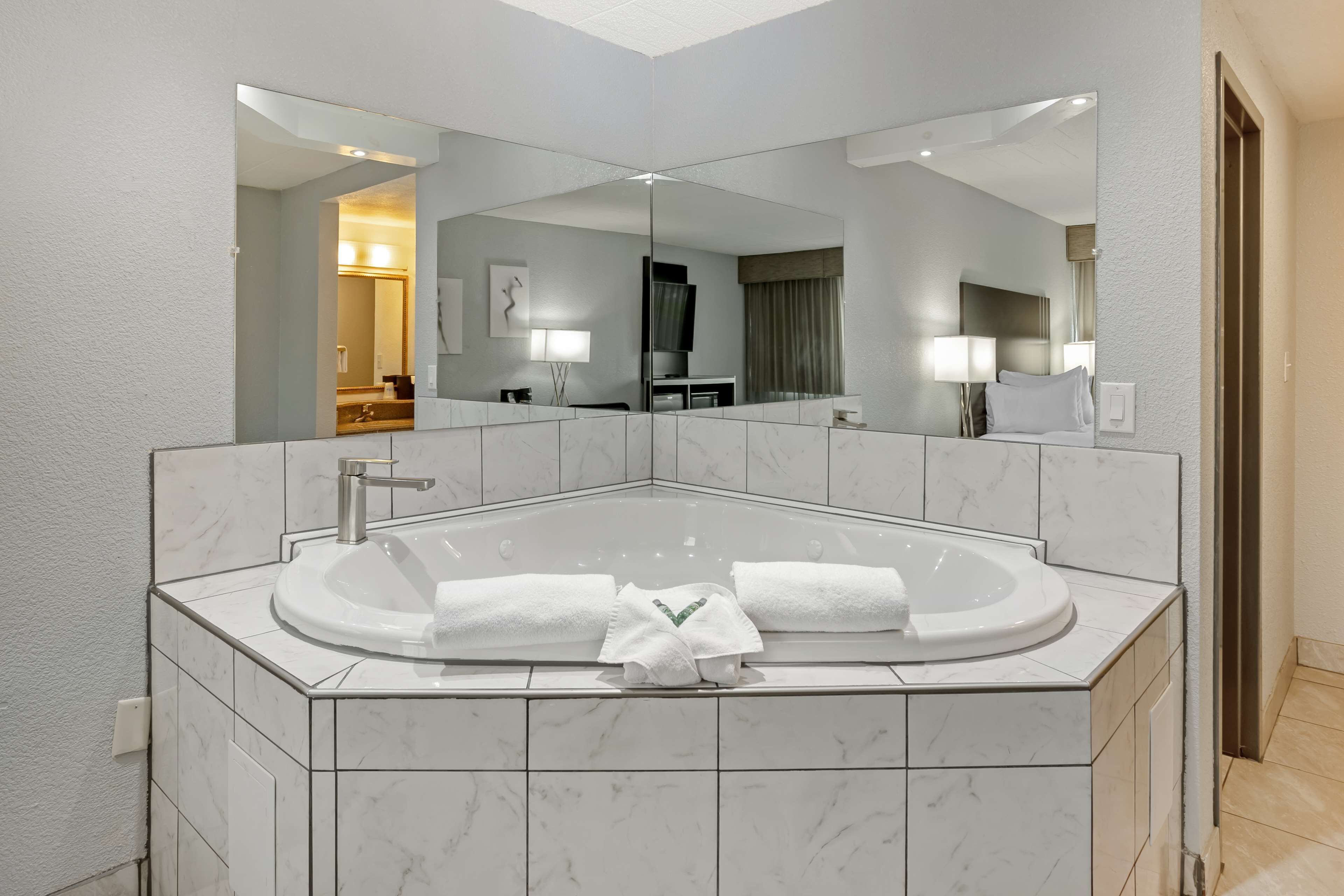 standard room, 1 king bed, non smoking, jetted tub | in-room safe, laptop workspace, iron/ironing board