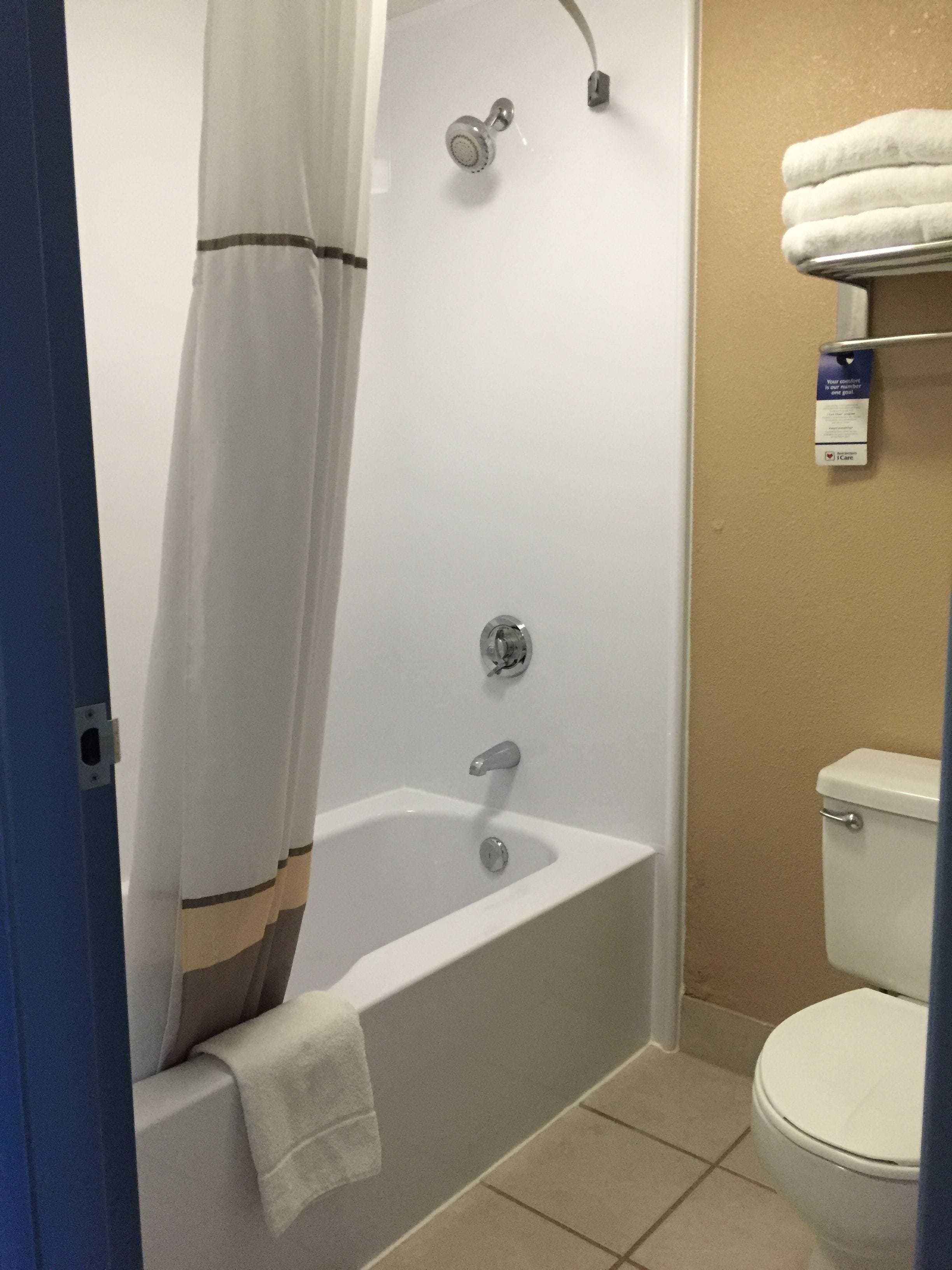 Un baño con bañera, ducha e inodoro.